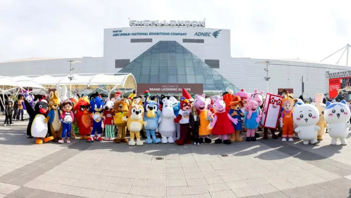 موكب الشخصيات الكرتونية في معرض BLE 2026 أمام مركز ExCeL London