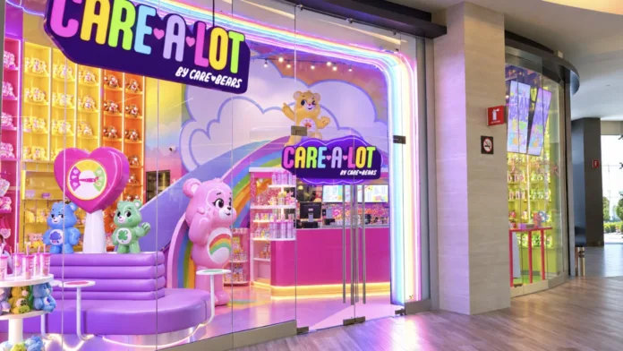 واجهة مقهى Care Bears المسمى Care-A-Lot في مونتيري المكسيكية مع الديكورات الملونة وشخصيات الدببة
