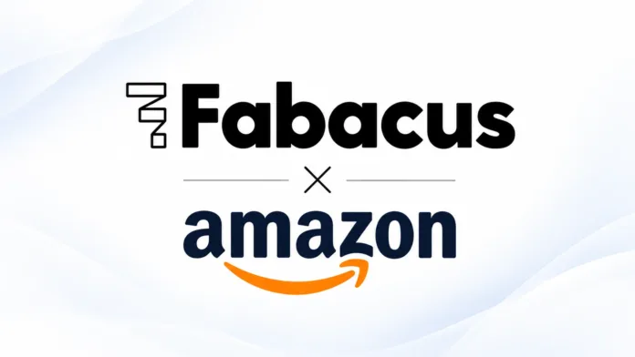 شعارا Fabacus وAmazon في تصميم أفقي كبير لشراكتهما في إطلاق بروتوكول VIP للتحقق من المنتجات المرخّصة