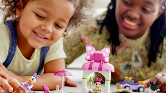 قيمة الألعاب المرخّصة للأهل: امرأة وطفلة تلعبان بمجموعة LEGO Disney Minnie Mouse