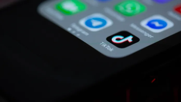 أيقونة تطبيق TikTok على شاشة هاتف محمول بين تطبيقات التواصل الاجتماعي