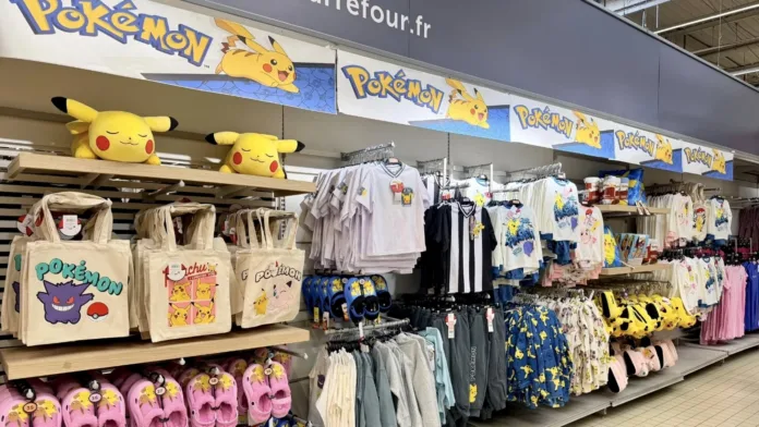 ركن منتجات Pokémon داخل متجر Carrefour يعرض ملابس وحقائب وألعابًا ودمى Pikachu مرخّصة