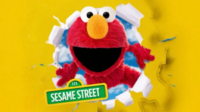 Elmo يطل من فتحة في خلفية صفراء مع شعار Sesame Street في مقدمة الصورة
